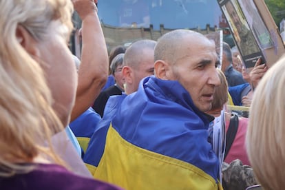 Un prisionero ucraniano recién liberado atiende a personas que buscan a sus familiares desaparecidos en combate.
