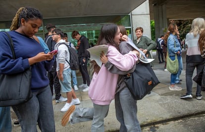 Salida del primer examen de selectividad en la Universidad País Vasco en San Sebastián (Gipuzkoa).