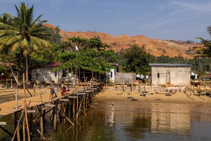 La costa de Sulawesi, en el sureste del país, se ha llevado la peor parte de la destrucción medioambiental provocada por las minas. En la fotografía, niños juegan cerca del agua en la aldea de Mandiodo, cerca de una explotación minera de níquel, en esta región del país.