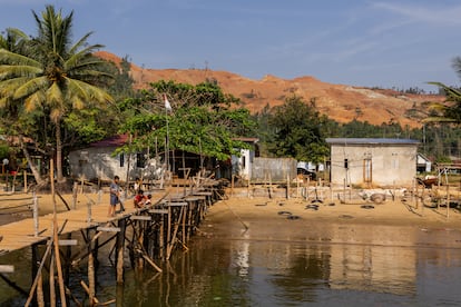 La costa de Sulawesi, en el sureste del país, se ha llevado la peor parte de la destrucción medioambiental provocada por las minas. En la fotografía, niños juegan cerca del agua en la aldea de Mandiodo, cerca de una explotación minera de níquel, en esta región del país.