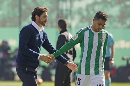 El entrenador del Betis, Víctor Sánchez del Amo (izquierda), saluda a Petros.