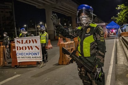 La policía filipina en un control durante la cuarentena por coronavirus.