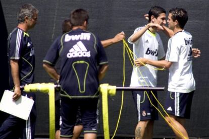 Angel Di María saluda a Fernando Gago, en uno de sus primeros entrenamientos con el Real Madrid, ante la mirada de Jose Mourinho.