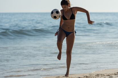 Una joven juega al fútbol en la playa de Ipanema en Río de Janeiro el 30 de enero de 2014.