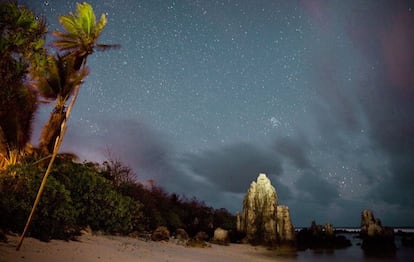 A pesar de ser una isla minúscula en medio del Pacífico (solo tiene 21 kilómetros cuadrados), Nauru aparece en muchos rankings de destinos por dos motivos: es la república más pequeña del mundo y también el país menos visitado: apenas 200 turistas al año la visitan.
