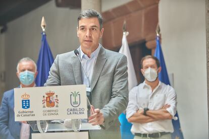 El presidente de Canarias, Ángel Víctor Torres; el presidente del Gobierno, Pedro Sánchez y el presidente del Cabildo de La Palma, Mariano Hernández Zapata, durante una rueda de prensa, este domingo en la sede del Cabildo Insular de La Palma.