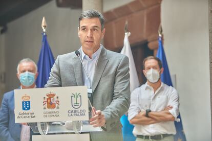 El presidente de Canarias, Ángel Víctor Torres; el presidente del Gobierno, Pedro Sánchez  y el presidente del Cabildo de La Palma, Mariano Hernández Zapata, durante una rueda de prensa, este domingo en la sede del Cabildo Insular de La Palma.