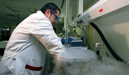 Un trabajador de la Factoría Celular Josep Carreras.