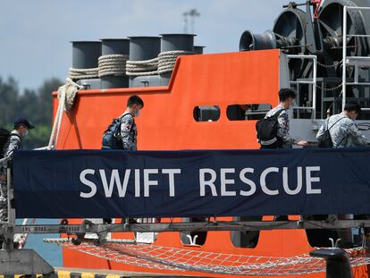 Los oficiales abordan el MV Swift Rescue de la Marina de Singapur que ayuda en los esfuerzos de rescate del submarino desaparecido de Indonesia.