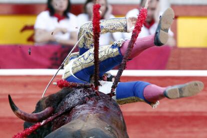 El torero cacereño Juan Mora fue cogido de gravedad el pasado día 14 mientras toreaba en la Plaza de Pamplona. Hoy será operado de nuevo de su herida en los testículos.