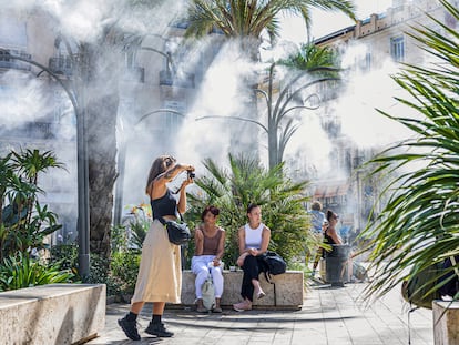 Nueva zona peatonal en la plaza de la Reina de Valencia, uno de los puntos más visitados por los turistas, en septiembre pasado.