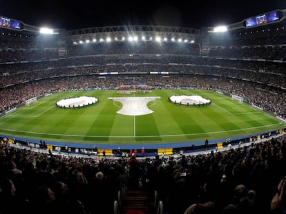 GRAFCAT998. MADRID, 09/12/2018.- Los jugadores de River Plate y Boca Juniors saltan al cesped del estadio Santiago Bernabeu de Madrid para comenzar el partido de vuelta de la final de la Copa Libertadores. EFE/Juan Carlos Hidalgo