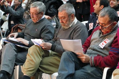 Ignacio Fernández Toxo y Cándido Méndez junto al dirigente de UGT en Cataluña, Josep Maria Álvarez, en una asamblea en Barcelona.