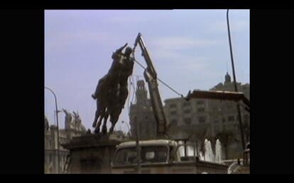 Captura de una imagen del documental durante el desmontaje de la estatua de Franco en la plaza del Ayuntamiento.