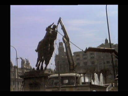 Captura de una imagen del documental durante el desmontaje de la estatua de Franco en la plaza del Ayuntamiento.
