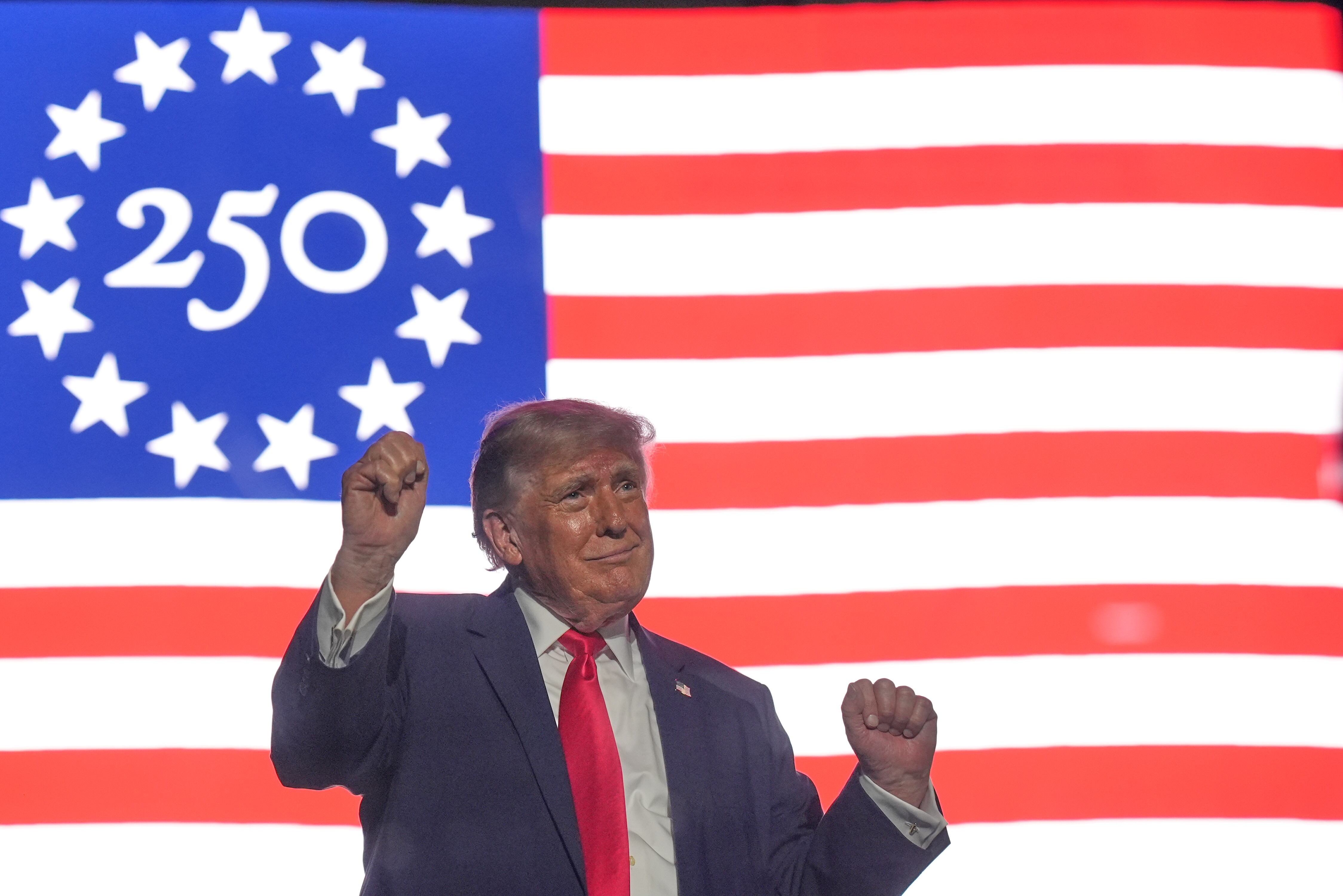 Trump inaugura los festejos del 250 aniversario de EE UU con un tributo a sí mismo en un mitin electoral