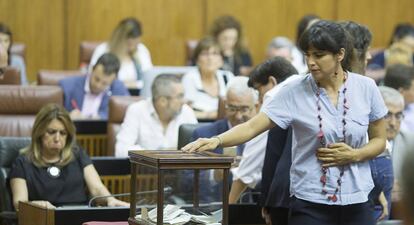 La líder de Podemos en Andalucía, Teresa Rodríguez, vota en el Parlamento.