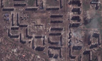 Imágenes de satélite de una zona de viviendas de la ciudad ucrania de Bajmut, el día 15. 