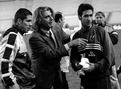 Entrenamiento de las selecciones de Argentina y España en el terreno de juego del estadio olímpico de La Cartuja de Sevilla, dos días antes del enfrentamiento amistoso entre ambas formaciones. En la imagen Simeone de Argentina (izquierda) y Raúl, de España (derecha), fotografiados juntos en un momento en que los jugadores de ambos países coincidieron en el terreno de juego.