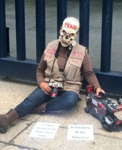 Protesto de jornalistas no fim de março diante da PGR da Cidade do México.