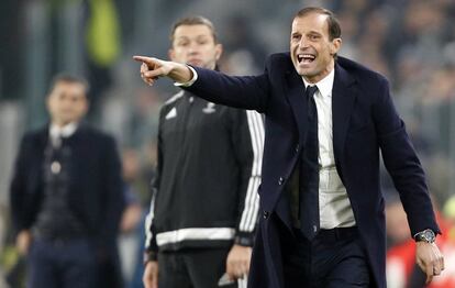 El entrenador del Juventus Massimiliano Allegri da instrucciones a sus jugadores.