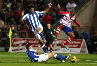 Carlos Martínez salta sobre Illarramendi en el partido de la Real contra el Granada.