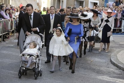 Un grupo de invitados llegando a la iglesia.