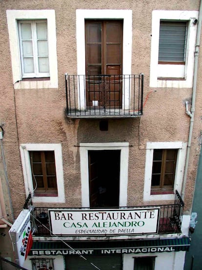 Fachada de la casa en la que murió el filósofo aleman Walter Benjamin en Portbou (Girona).