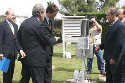 Arturo Gonzalo Aizpiri, tercero por la izquierda, ayer, en el centro meteorológico de Valencia.