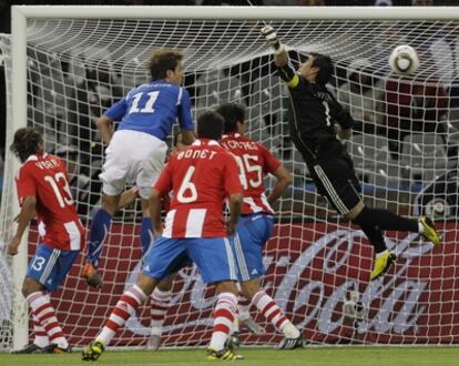 Justo Villar falla en la salida en el partido frente a Italia.