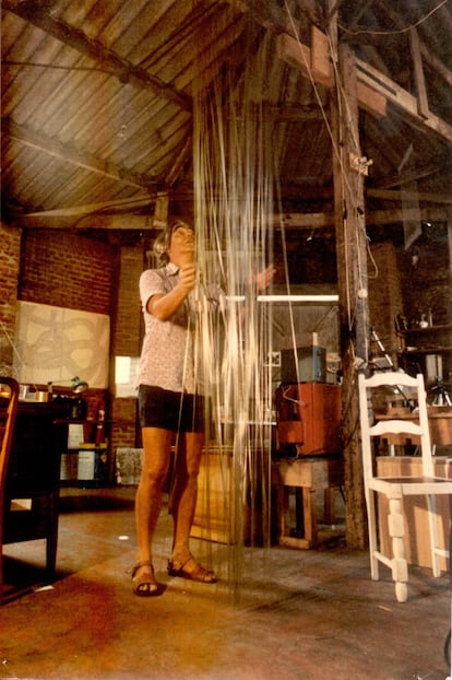 León Ferrari en su taller tocando su escultura musical, en 1980.
