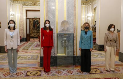 La reina Letizia ha presidido este lunes, en el Congreso de los Diputados, el homenaje a Clara Campoamor en el 90º aniversario del voto femenino. Durante el acto se han colocado en el Palacio del Congreso el escritorio y varios objetos personales de Clara Campoamor donados por la Fundación Clara Campoamor en el año 2006. En la sala también están expuestos un examen que realizó la parlamentaria el 7 de marzo de 1918 para acceder al Cuerpo de Taquígrafos de las Cortes y dos libros escritos por la homenajeada.