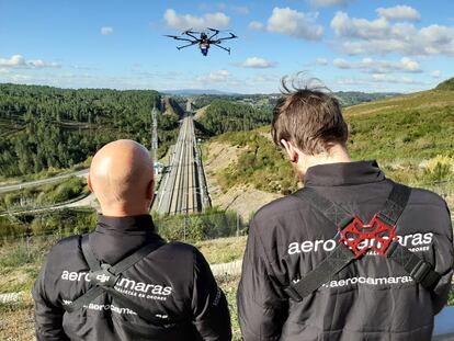 Dos pilotos de la empresa Aerocámaras manejan un dron.