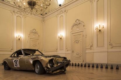 El coche accidentado protagonista de la instalación 'Expanded Crash' de Florian Pugnaire y David Raffini. Forma parte de la exposición 'Shit and Die' en el Palazzo Cavour.
