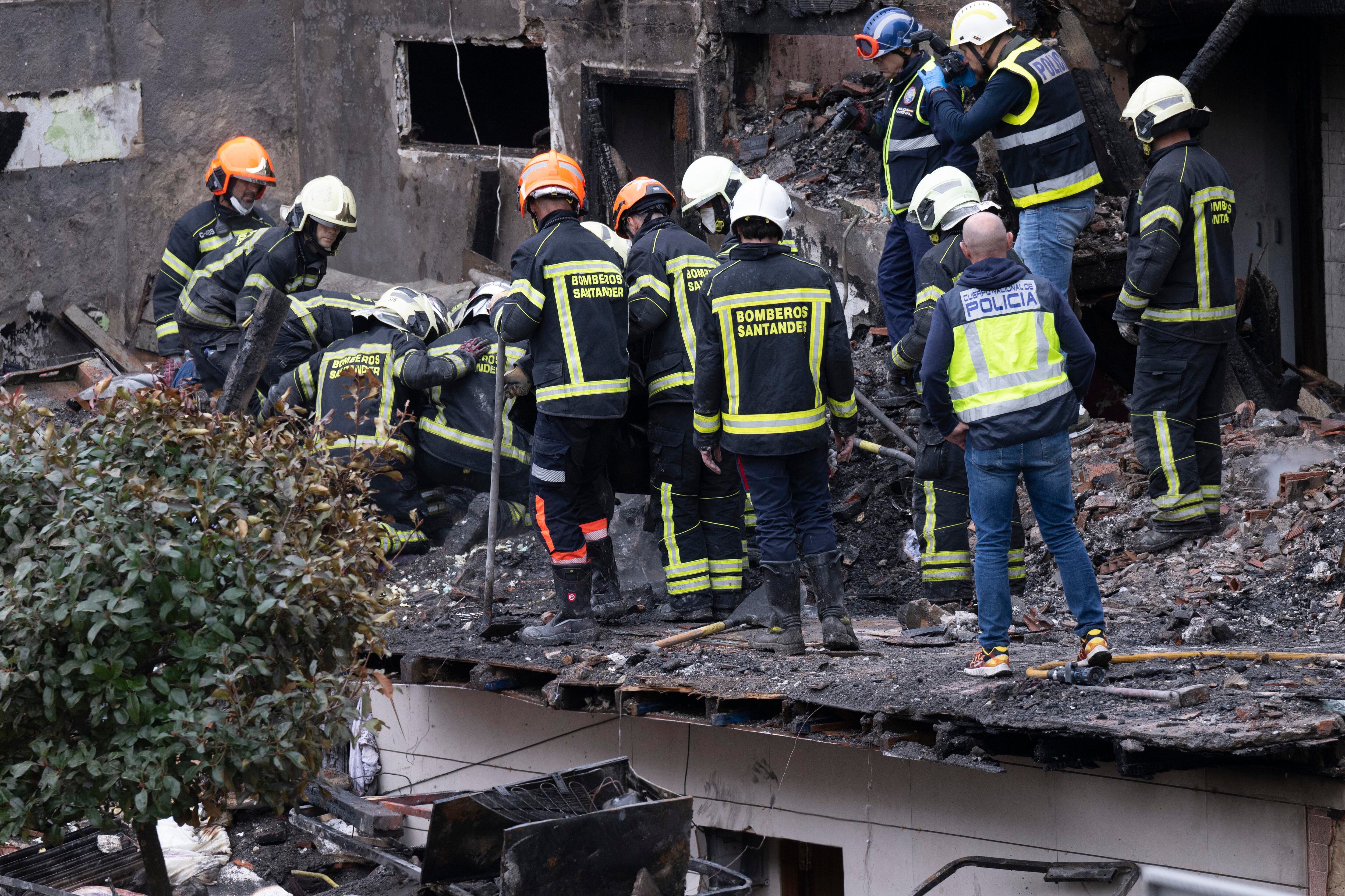 Tres muertos por el derrumbe de un edificio en Santander tras una explosión de gas