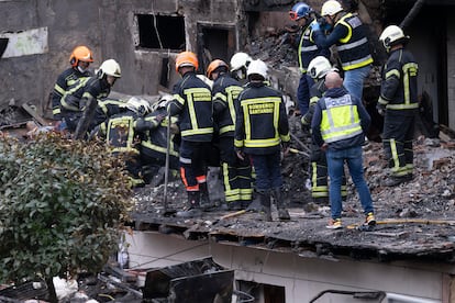 Bomberos de Santander recuperan el cuerpo sin vida de una persona entre los escombros del edificio.