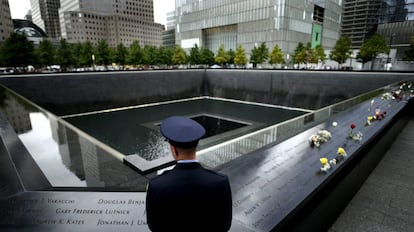 Un bombero observa el nombre de un ser querido en el monumento a las víctimas del 11S en el Memorial del 11S en Nueva York (Estados Unidos).