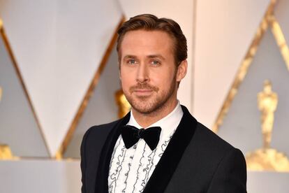 Gosling con su comentada camisa de Gucci con chorreras.