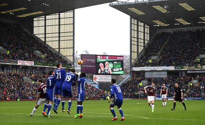 Robbie Brady emboca el libre directo que dio la igualada al Burnley ante el Chelsea.