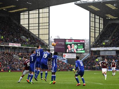 Robbie Brady emboca el libre directo que dio la igualada al Burnley ante el Chelsea.