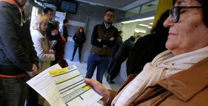 Una señora con la solicitud del voto por correo en las elecciones generales.