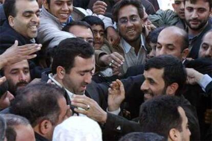 El presidente iraní, a la derecha, saluda a la multitud en Zahedan, al sur de Teherán.