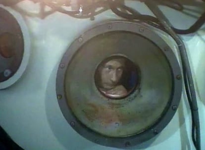 Vladímir Putin observa el fondo del lago Baikal desde un submarino.