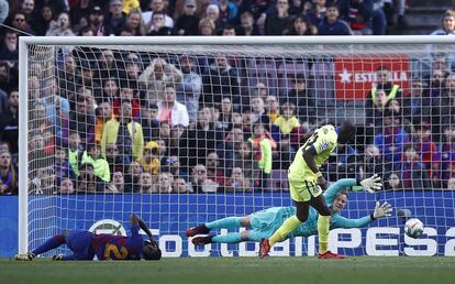 Allan Nyom marca para el Getafe. Finalmente, el gol fue anulado por el VAR por una falta de Nyom sobre Umtiti, en el suelo.