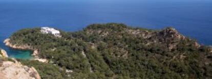 Vista general del yacimiento, con el parador en la punta des Mut, en Aiguablava, Begur.