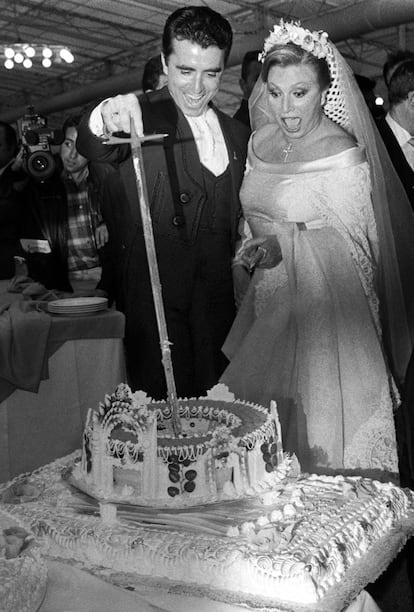 Un instante de la boda de la cantante con su segundo marido, el torero José Ortega Cano, quien entra a 'matar' la tarta nupcial en el banquete celebrado en su finca La Yerbabuena, en Castilblanco (Badajoz), en febrero de 1995.