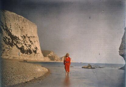 Christina O’Gorman passeia pela praia numa manhã qualquer de 1913.