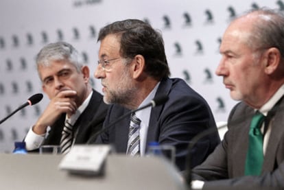 Javier Moreno, director de EL PAÍS, Mariano Rajoy y Rodrigo Rato, en la jornada informativa.