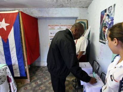 Un hombre vota en un colegio de La Habana, durante la jornada electoral del domingo.