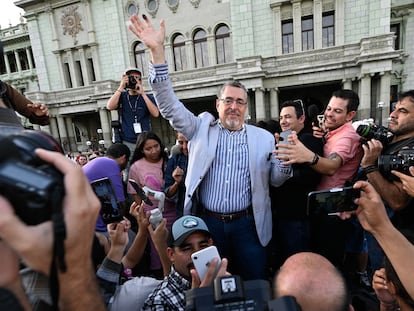 El candidato del Movimiento Semilla, Bernardo Arévalo, celebra el resultado de la primera vuelta